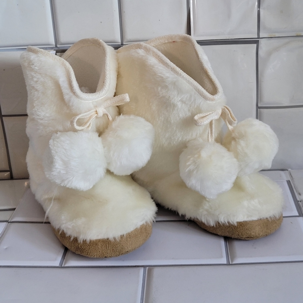 OLD NAVY Toddlers Fur Bootie Slippers with Front Pom Pom Detail Color Cream Si